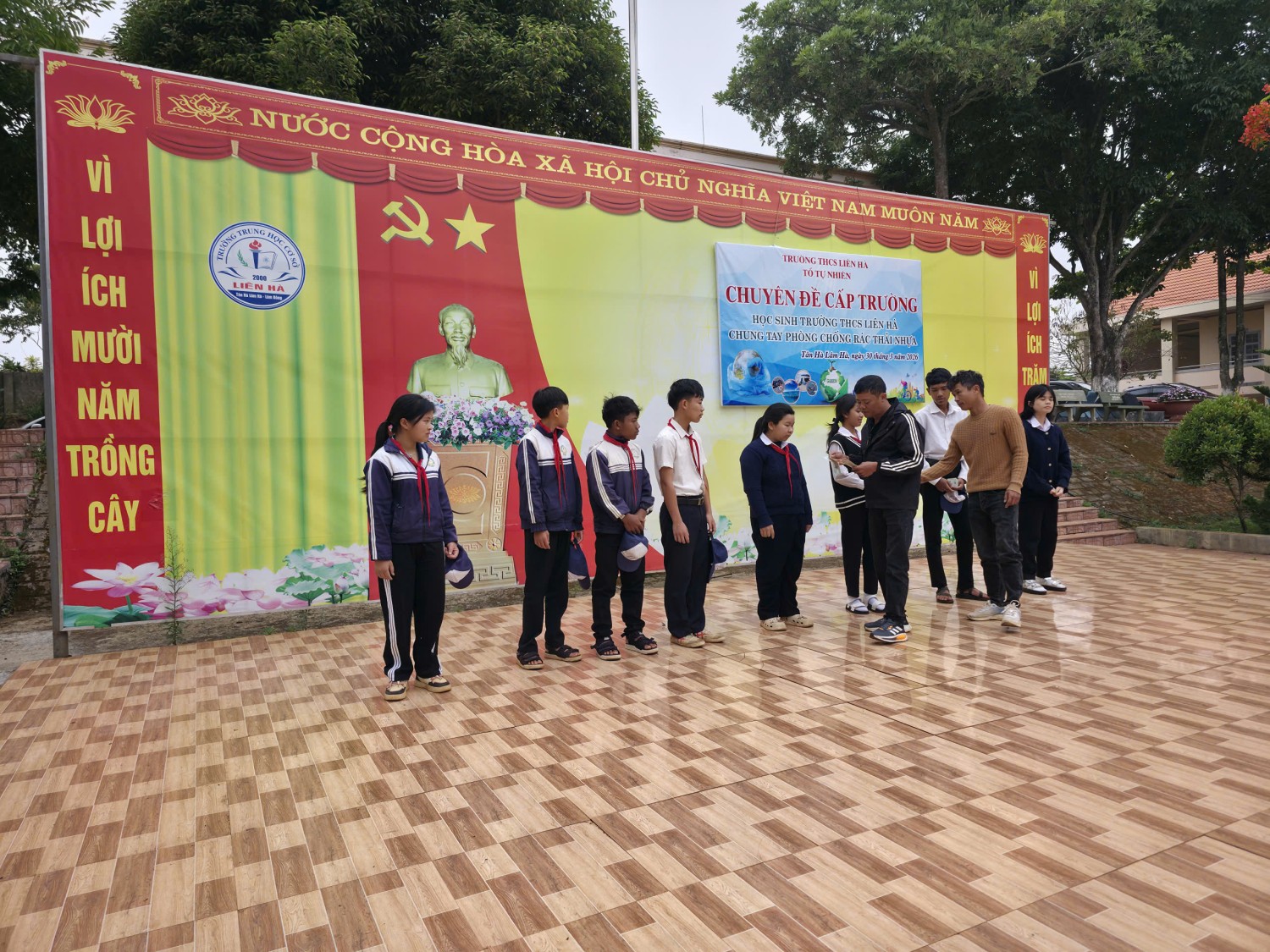 LAN TỎA YÊU THƯƠNG: NHỮNG TẤM LÒNG VÀNG ĐẾN VỚI HỌC SINH TRƯỜNG THCS LIÊN HÀ