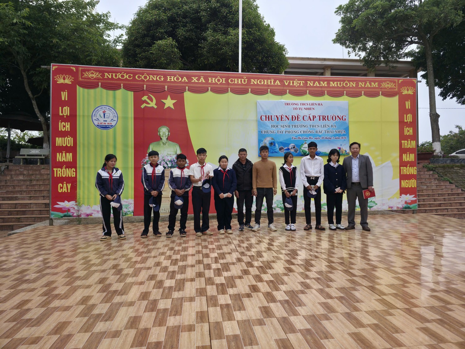 Mạnh thường quân chụp hình lưu niệm cùng nhà trường